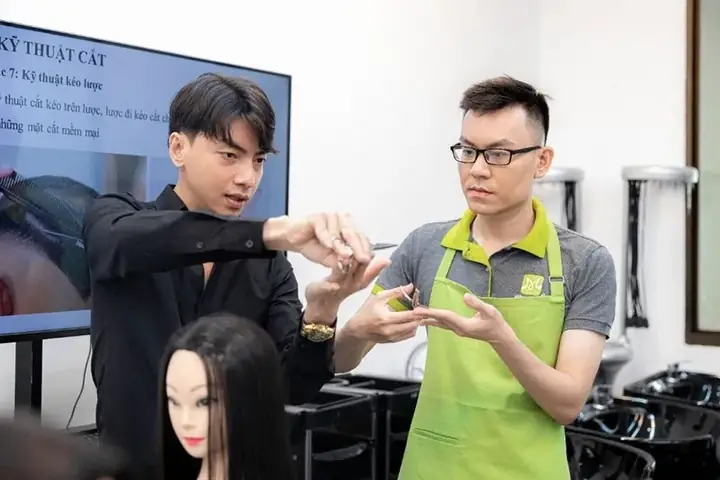 30 Tuổi Có Nên Học Nghề Tóc? Giải Đáp Thắc Mắc & Lộ Trình Thành Công 30 Tuổi Có Nên Học Nghề Tóc? Giải Đáp Thắc Mắc & Lộ Trình Thành Công