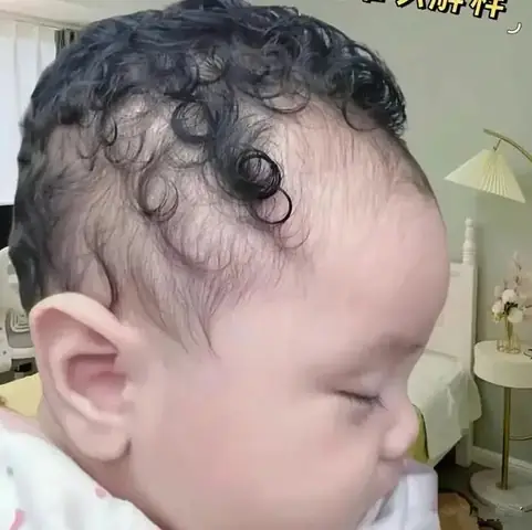Tại Sao Bố Mẹ Tóc Thẳng Lại Sinh Con Tóc Xoăn? Giải Mã Di Truyền & Yếu Tố Ảnh Hưởng Tại Sao Bố Mẹ Tóc Thẳng Lại Sinh Con Tóc Xoăn? Giải Mã Di Truyền & Yếu Tố Ảnh Hưởng