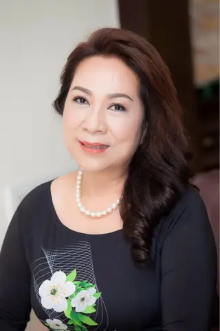 Bí Quyết Chọn Kiểu Tóc Dự Tiệc Tuổi Trung Niên: Tôn Lên Vẻ Đẹp Sang Trọng & Trẻ Trung