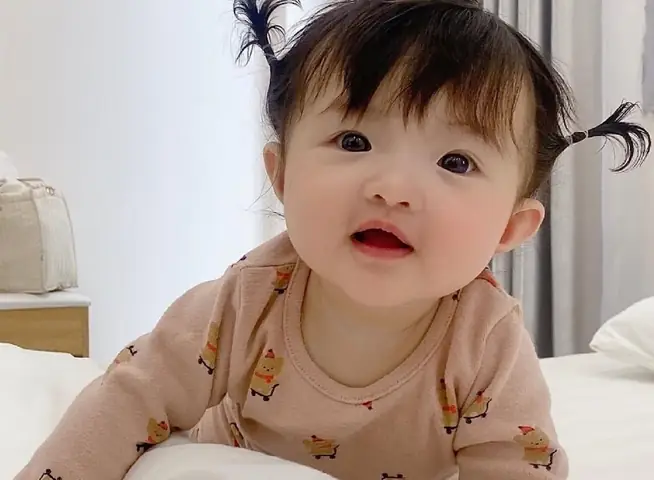 Khám Phá 25+ Kiểu Tóc Ngắn Cho Bé Gái 1 Tuổi: Đáng Yêu, Dễ Thương & Cực Chất Hè Này!