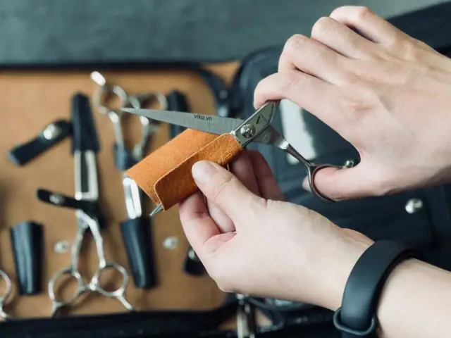 Cách Cầm Kéo Cắt Tóc Đúng Chuẩn Barber: Hướng Dẫn Chi Tiết Cho Người Mới Bắt Đầu Cách Cầm Kéo Cắt Tóc Đúng Chuẩn Barber: Hướng Dẫn Chi Tiết Cho Người Mới Bắt Đầu