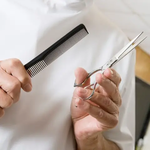 Hướng Dẫn Cầm Kéo Và Lược Cắt Tóc Chuẩn Kỹ Thuật Cho Người Mới Bắt Đầu Hướng Dẫn Cầm Kéo Và Lược Cắt Tóc Chuẩn Kỹ Thuật Cho Người Mới Bắt Đầu