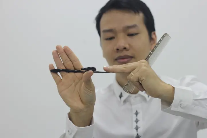 Hướng Dẫn Cầm Kéo Và Lược Cắt Tóc Chuẩn Kỹ Thuật Cho Người Mới Bắt Đầu Hướng Dẫn Cầm Kéo Và Lược Cắt Tóc Chuẩn Kỹ Thuật Cho Người Mới Bắt Đầu