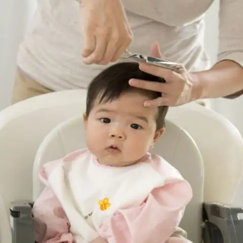 Cách Cắt Tóc Cho Trẻ Sơ Sinh Bằng Kéo An Toàn & Đơn Giản Tại Nhà Cách Cắt Tóc Cho Trẻ Sơ Sinh Bằng Kéo An Toàn & Đơn Giản Tại Nhà