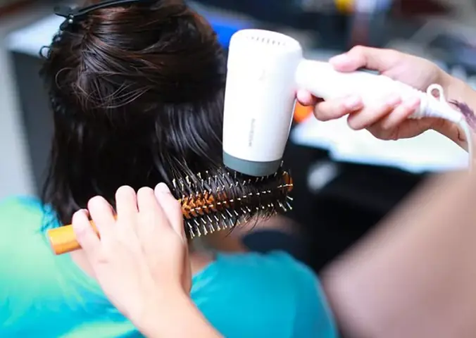 Cách Chải Tóc Xoăn Nữ Chuẩn Salon: Giữ Nếp Bồng Bềnh, Mềm Mượt Tự Nhiên