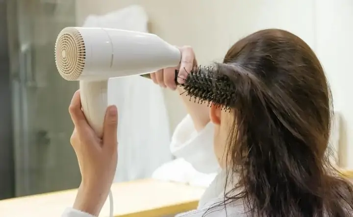 Cách Chăm Sóc Tóc Layer Nữ Chuẩn Salon: Giữ Nếp Bồng Bềnh & Mượt Mà Tại Nhà Cách Chăm Sóc Tóc Layer Nữ Chuẩn Salon: Giữ Nếp Bồng Bềnh & Mượt Mà Tại Nhà