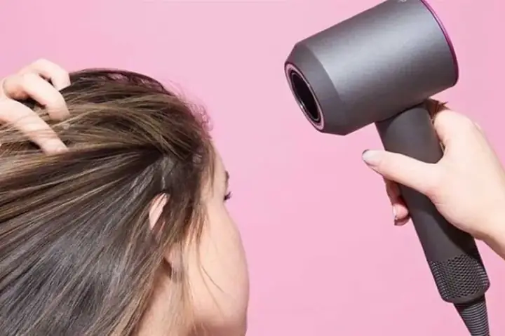 Cách Chăm Sóc Tóc Layer Nữ Chuẩn Salon: Giữ Nếp Bồng Bềnh & Mượt Mà Tại Nhà Cách Chăm Sóc Tóc Layer Nữ Chuẩn Salon: Giữ Nếp Bồng Bềnh & Mượt Mà Tại Nhà