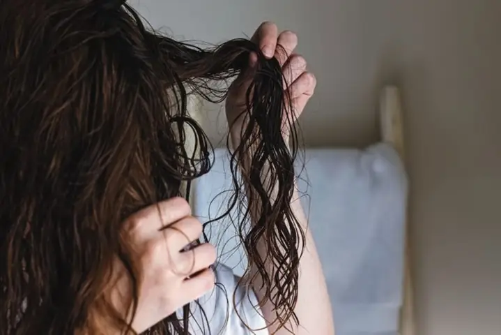 Bí Quyết Chăm Sóc Tóc Uốn Bị Khô Xơ: Mượt Mà, Bồng Bềnh Như Mới Cắt Bí Quyết Chăm Sóc Tóc Uốn Bị Khô Xơ: Mượt Mà, Bồng Bềnh Như Mới Cắt