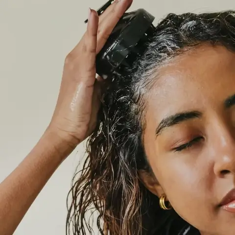 Bí Kíp Dùng Xả Khô Cho Tóc Xoăn: Giữ Nếp, Mềm Mượt Chuẩn Salon Bí Kíp Dùng Xả Khô Cho Tóc Xoăn: Giữ Nếp, Mềm Mượt Chuẩn Salon