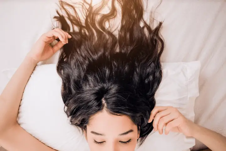 Bí Quyết Giữ Nếp Tóc Uốn Cụp Hoàn Hảo Khi Ngủ: Bí Mật Từ Chuyên Gia Làm Tóc