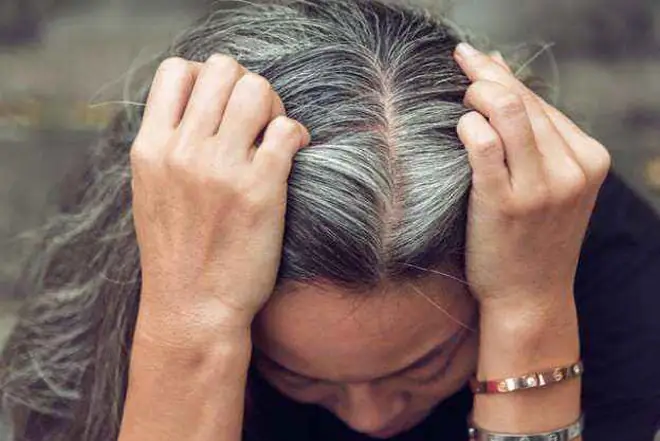 Tóc Bạc Thành Đen Tự Nhiên: Bí Quyết Phục Hồi Hiệu Quả Tại Nhà Không Cần Nhuộm