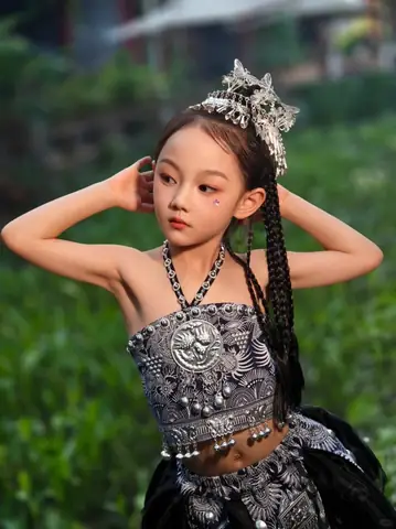 Hướng Dẫn Chi Tiết Cách Làm Tóc Cài Vương Miện Cho Bé Xinh & Đẹp Hướng Dẫn Chi Tiết Cách Làm Tóc Cài Vương Miện Cho Bé Xinh & Đẹp