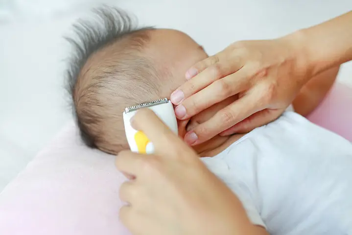 Cạo Tóc Máu Cho Bé: Khi Nào Nên, Có Tác Dụng Gì & Lời Khuyên Chuyên Gia