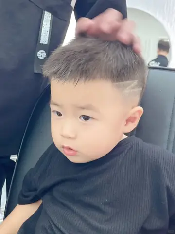 10+ Kiểu Tóc Đẹp Cho Bé Trai 2 Tuổi: Dễ Cắt, Đáng Yêu & Thoải Mái