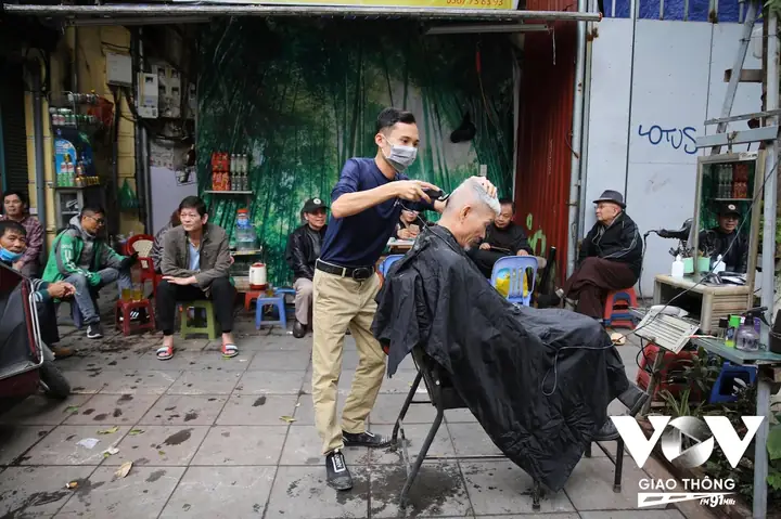 Cắt Tóc Vỉa Hè Hà Nội: Nét Văn Hóa Độc Đáo & Địa Điểm Trải Nghiệm Cắt Tóc Vỉa Hè Hà Nội: Nét Văn Hóa Độc Đáo & Địa Điểm Trải Nghiệm