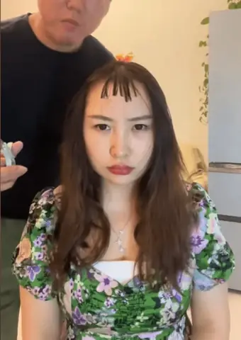 Chồng Cắt Tóc Cho Vợ: Hành Trình Yêu Thương Và Trổ Tài Làm Đẹp Chồng Cắt Tóc Cho Vợ: Hành Trình Yêu Thương Và Trổ Tài Làm Đẹp