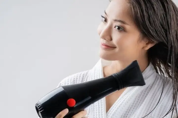 Máy Sấy Tóc Có Nên Sử Dụng? Tác Hại & Cách Dùng Tốt Nhất Cho Tóc Máy Sấy Tóc Có Nên Sử Dụng? Tác Hại & Cách Dùng Tốt Nhất Cho Tóc
