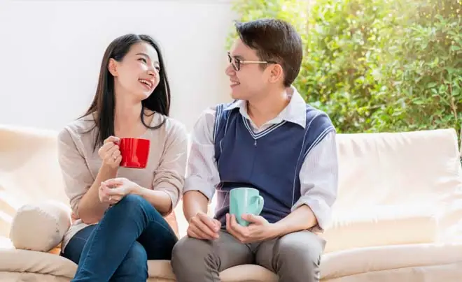 Giải Mã Ngôn Ngữ Cơ Thể: Tại Sao Con Gái Vuốt Tóc Khi Nói Chuyện Với Bạn?