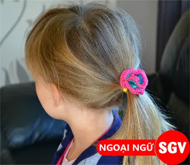 Dây Buộc Tóc Tiếng Anh Là Gì? Các Thuật Ngữ Phổ Biến Và Cách Sử Dụng