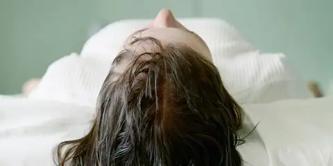 Để Tóc Ướt Đi Ngủ: Tác Hại Thực Sự & Cách Phòng Tránh Hiệu Quả Để Tóc Ướt Đi Ngủ: Tác Hại Thực Sự & Cách Phòng Tránh Hiệu Quả