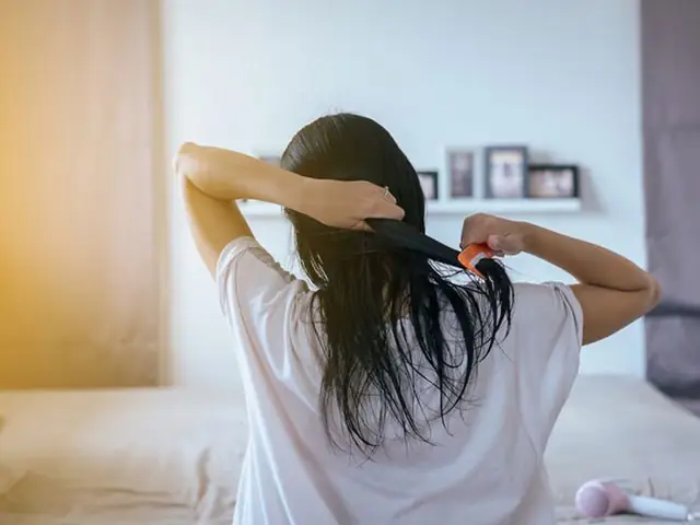 Để Tóc Ướt Đi Ngủ: Tác Hại Thực Sự & Cách Phòng Tránh Hiệu Quả Để Tóc Ướt Đi Ngủ: Tác Hại Thực Sự & Cách Phòng Tránh Hiệu Quả