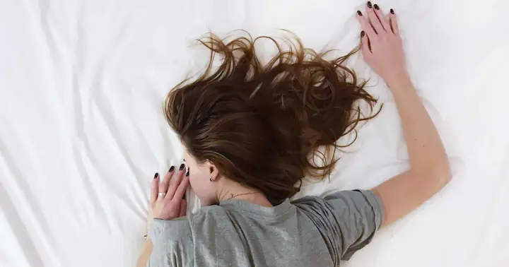 Để Tóc Ướt Đi Ngủ: Tác Hại Thực Sự & Cách Phòng Tránh Hiệu Quả Để Tóc Ướt Đi Ngủ: Tác Hại Thực Sự & Cách Phòng Tránh Hiệu Quả