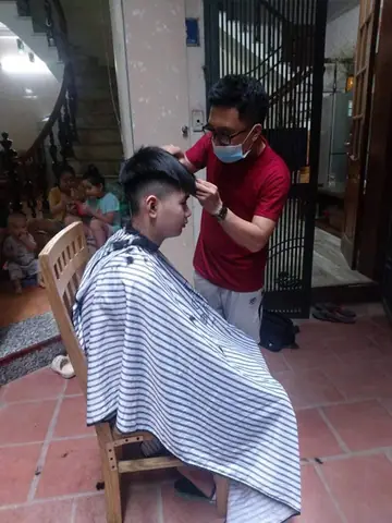 Dịch Vụ Cắt Tóc Tại Nhà: Trải Nghiệm Chuyên Nghiệp, Tiện Lợi Tối Ưu Cho Bạn Dịch Vụ Cắt Tóc Tại Nhà: Trải Nghiệm Chuyên Nghiệp, Tiện Lợi Tối Ưu Cho Bạn