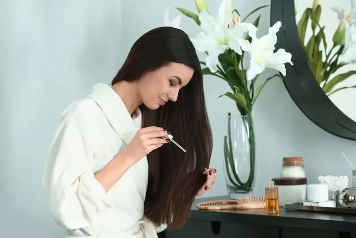 Cách Dùng Serum Dưỡng Tóc Đúng Cách: Bí Quyết Sở Hữu Mái Tóc Mềm Mượt, Chắc Khỏe Cách Dùng Serum Dưỡng Tóc Đúng Cách: Bí Quyết Sở Hữu Mái Tóc Mềm Mượt, Chắc Khỏe