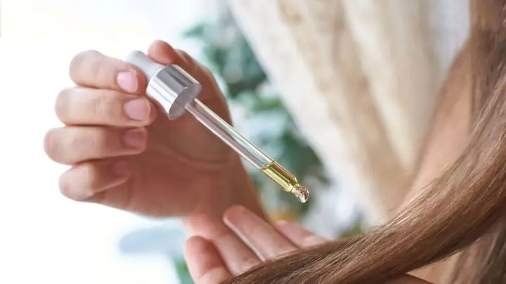 Cách Dùng Serum Dưỡng Tóc Đúng Cách: Bí Quyết Sở Hữu Mái Tóc Mềm Mượt, Chắc Khỏe Cách Dùng Serum Dưỡng Tóc Đúng Cách: Bí Quyết Sở Hữu Mái Tóc Mềm Mượt, Chắc Khỏe