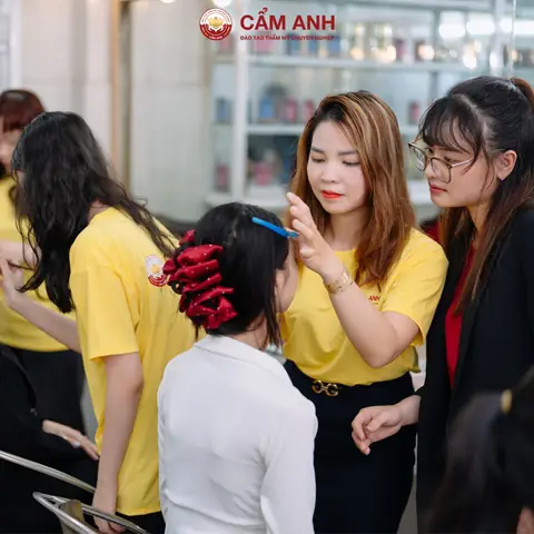 Khóa Học Bới Tóc Chuyên Nghiệp: Nâng Tầm Kỹ Năng Tạo Mẫu Tóc Từ A-z