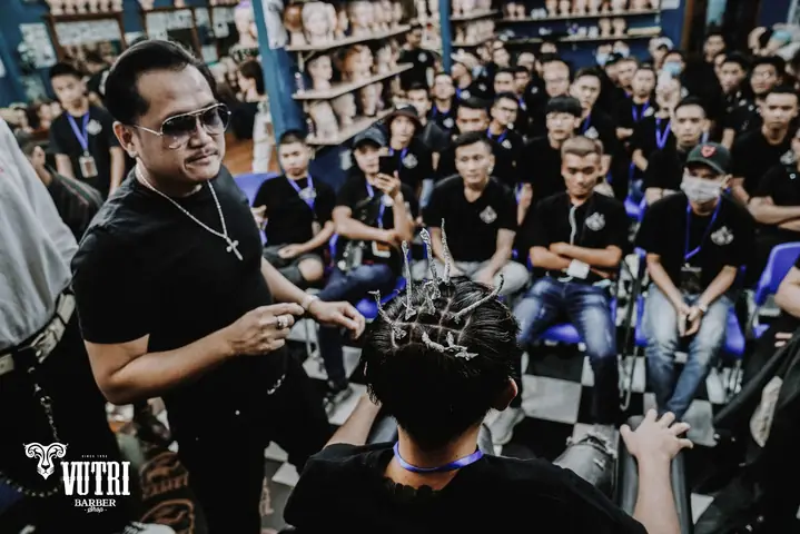 Khóa Học Hớt Tóc Nam Tphcm: Địa Chỉ Uy Tín, Chi Phí & Lộ Trình Đào Tạo Chuẩn Barber Khóa Học Hớt Tóc Nam Tphcm: Địa Chỉ Uy Tín, Chi Phí & Lộ Trình Đào Tạo Chuẩn Barber