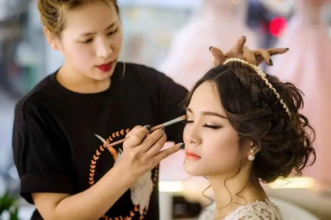 Khóa Học Trang Điểm & Làm Tóc Chuyên Nghiệp: Lộ Trình Trở Thành Chuyên Gia Đỉnh Cao Khóa Học Trang Điểm & Làm Tóc Chuyên Nghiệp: Lộ Trình Trở Thành Chuyên Gia Đỉnh Cao