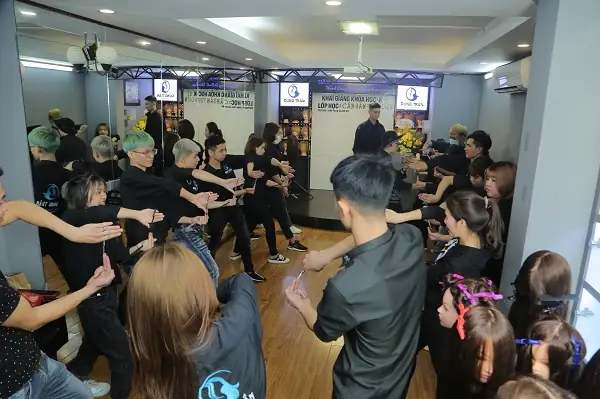 Khóa Học Học Viện Đào Tạo Nghề Tóc Chuyên Nghiệp: Lộ Trình Trở Thành Chuyên Gia Tạo Mẫu Tóc