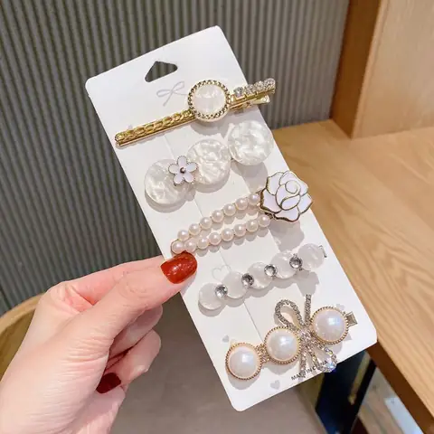 Kẹp Tóc Ngọc Trai: Bí Quyết Tạo Kiểu Tóc Sang Trọng & Sành Điệu Cho Mọi Cô Nàng Kẹp Tóc Ngọc Trai: Bí Quyết Tạo Kiểu Tóc Sang Trọng & Sành Điệu Cho Mọi Cô Nàng