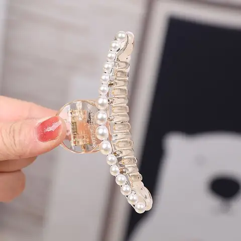 Kẹp Tóc Ngọc Trai Hot Trend: Phụ Kiện "must-have" Tạo Điểm Nhấn Sang Chảnh Cho Mọi Phong Cách
