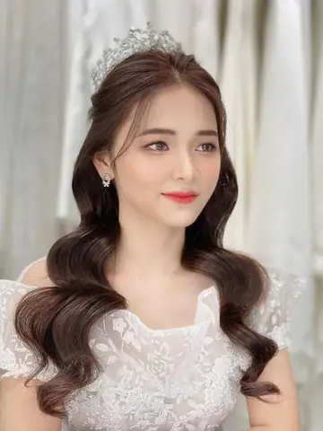 Kiểu Tóc Cho Cô Dâu Tóc Ít: 25+ Mẫu Tóc Mỏng Trông Dày, Sang Trọng