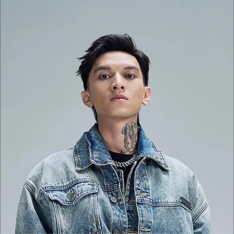 Tóc Dreadlock Kiểu Bình Gold: Hướng Dẫn Chi Tiết & Phong Cách Độc Đáo Tóc Dreadlock Kiểu Bình Gold: Hướng Dẫn Chi Tiết & Phong Cách Độc Đáo