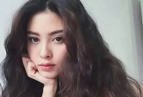 Khám Phá Các Kiểu Tóc Xoăn Tự Nhiên Nữ Phù Hợp Nhất Cho Mọi Khuôn Mặt Khám Phá Các Kiểu Tóc Xoăn Tự Nhiên Nữ Phù Hợp Nhất Cho Mọi Khuôn Mặt