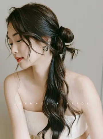 Kiểu Tóc Đi Đám Cưới Cho Nữ: Hướng Dẫn Chi Tiết Từ Đơn Giản Đến Sang Trọng Kiểu Tóc Đi Đám Cưới Cho Nữ: Hướng Dẫn Chi Tiết Từ Đơn Giản Đến Sang Trọng