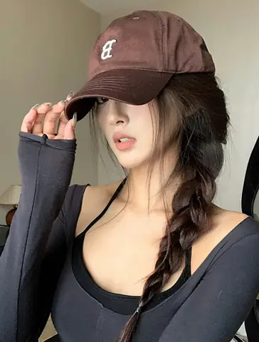 Kiểu Tóc Đội Mũ Lưỡi Trai: Hướng Dẫn Phối Đồ & Bí Quyết Lên Đồ Sành Điệu