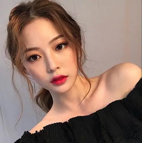 Top Kiểu Tóc Dự Tiệc Sang Chảnh & Cách Trang Điểm Hoàn Hảo Cho Nàng