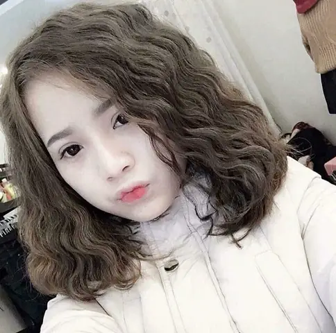 Kiểu Tóc Uốn Xì Tin: Biến Tấu Trẻ Trung & Sành Điệu Cho Mọi Cô Nàng Kiểu Tóc Uốn Xì Tin: Biến Tấu Trẻ Trung & Sành Điệu Cho Mọi Cô Nàng