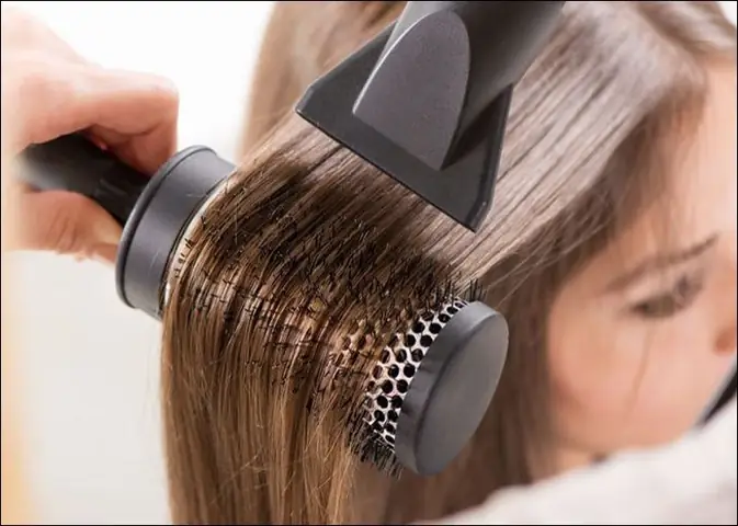 Bí Quyết Làm Sao Để Đuôi Tóc Cụp Vào Nếp Tự Nhiên Tại Nhà
