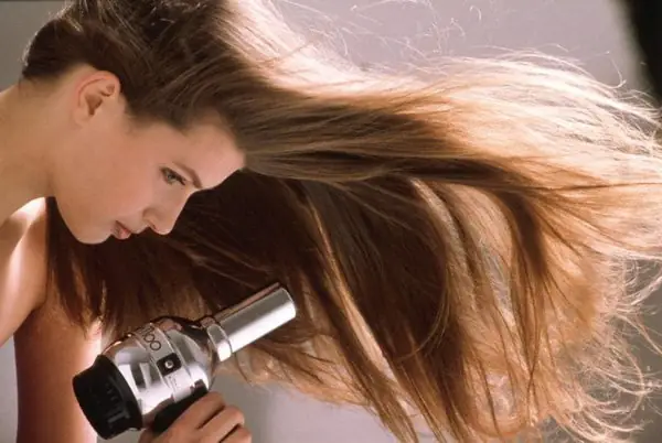 Bí Quyết Làm Sao Để Đuôi Tóc Cụp Vào Nếp Tự Nhiên Tại Nhà