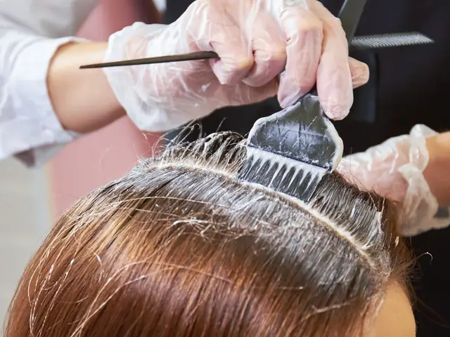 Bà Bầu 3 Tháng Cuối Có Nên Làm Tóc Không? Hướng Dẫn An Toàn & Lựa Chọn Tốt Nhất