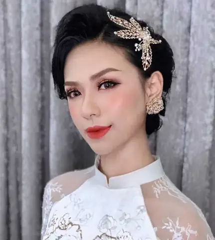 Bí Quyết Tạo Kiểu Tóc Cho Mẹ Cô Dâu Tóc Ngắn: Sang Trọng, Tự Tin & Tôn Dáng