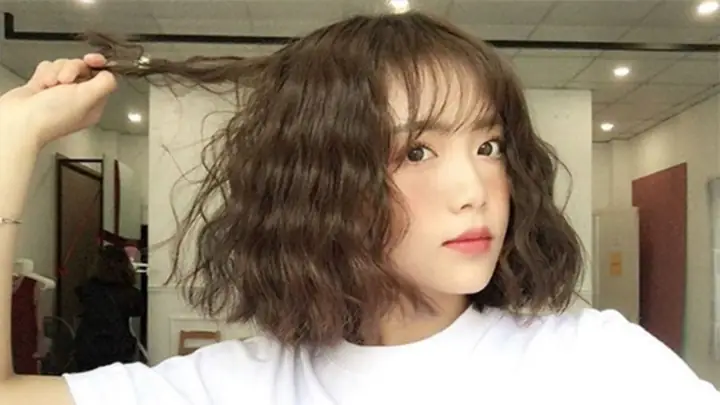 Uốn Tóc Xoăn Ngắn Đẹp Tự Nhiên: Hướng Dẫn Chi Tiết & Các Kiểu Thịnh Hành Cho Mọi Khuôn Mặt Uốn Tóc Xoăn Ngắn Đẹp Tự Nhiên: Hướng Dẫn Chi Tiết & Các Kiểu Thịnh Hành Cho Mọi Khuôn Mặt