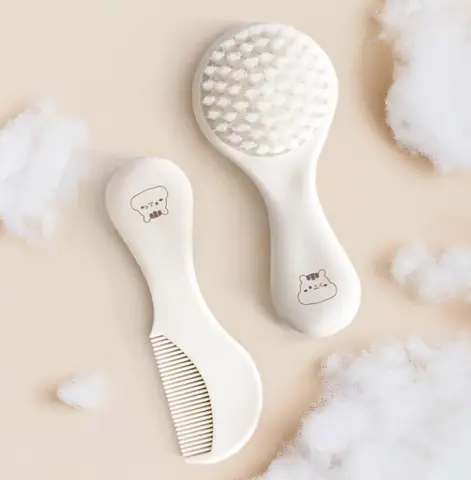 Lược Chải Tóc Cho Trẻ Sơ Sinh: Chọn Đúng, Chải Êm, Bảo Vệ Da Đầu Bé