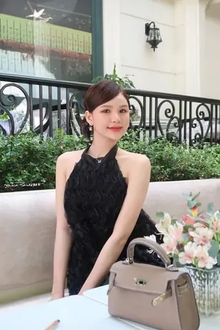 Mặc Đầm Ôm Tạo Kiểu Tóc Nào Đẹp & Tôn Dáng Nhất? Gợi Ý Từ A-z