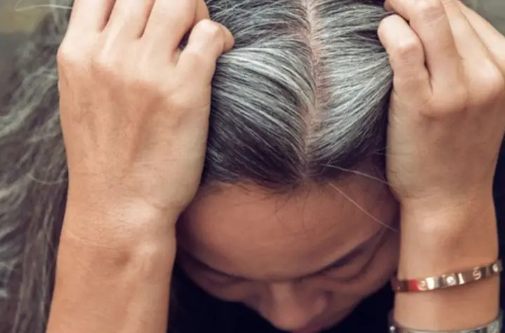Rụng Tóc Tuổi Già: Nguyên Nhân, Dấu Hiệu & Bí Quyết Phục Hồi Hiệu Quả Rụng Tóc Tuổi Già: Nguyên Nhân, Dấu Hiệu & Bí Quyết Phục Hồi Hiệu Quả
